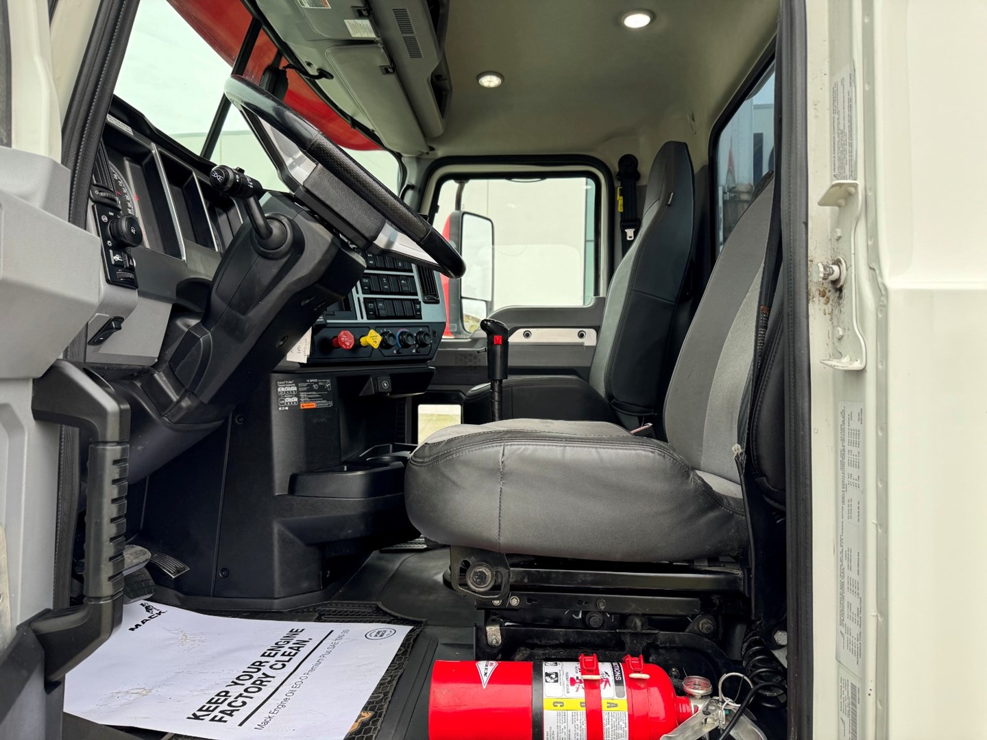 Used 2023 Mack Anthem Daycab - image 12